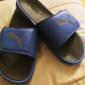 Men's size 12 BLUE puma slides like new